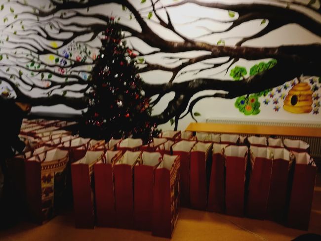 FOTO Moș Crăciun a venit la 100 de copii din familii nevoiașe