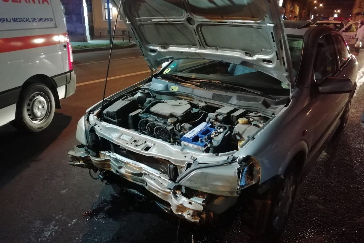 Maşină intrată în stâlp, azi-noapte