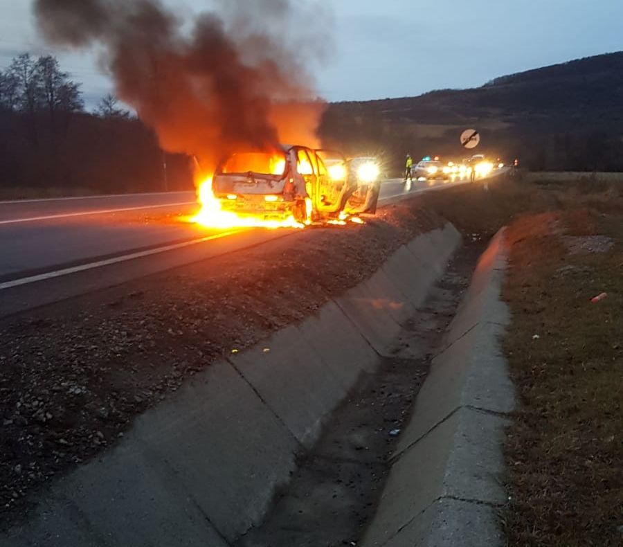 FOTO Mașină în flăcări, pe DN1! Trafic BLOCAT
