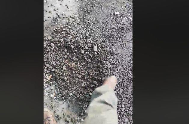 VIDEO Bătaie de joc, pe bani publici! "Asfalt" turnat ieri, distrus astăzi! Se întâmplă în județul Brașov