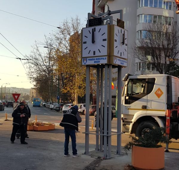 Ceas stradal montat într-o intersecție din Brașov