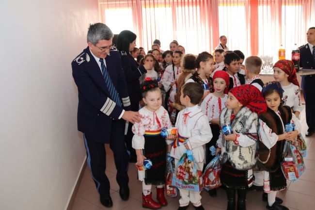 Polițiștii, vizitați de colindători (FOTO)