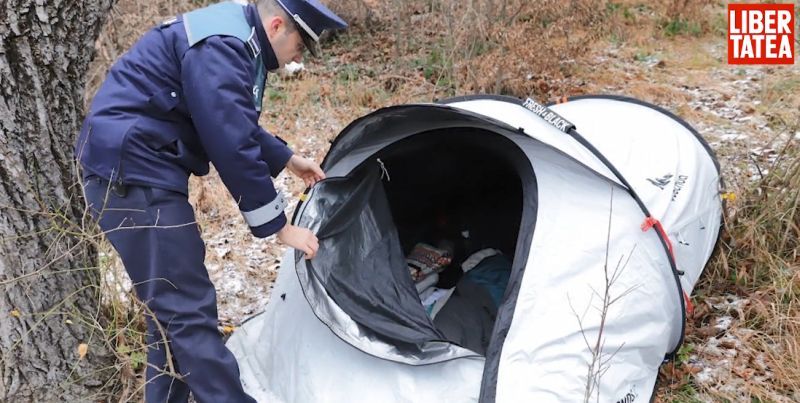 VIDEO Povestea femeii care a trăit trei luni, într-un cort, la marginea unei păduri din Brașov