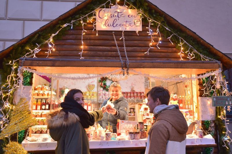 FOTOREPORTAJ Magia sărbătorilor, în Piața Sfatului! Ce găsiți la Târgul de Crăciun?