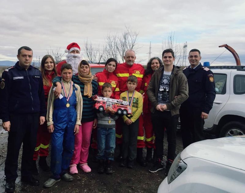 FOTO Pompierii brașoveni au adus multă bucurie unei familii sărace!