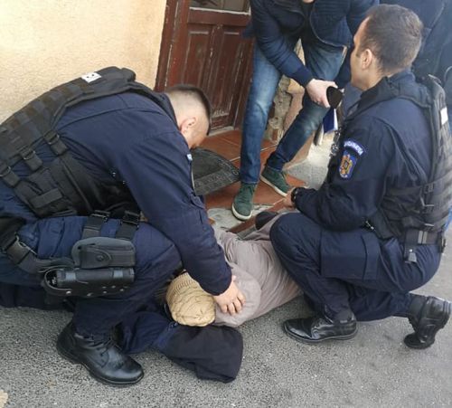 FOTO La un pas de moarte, din cauza unei bomboane! Jandarmii i-au salvat viața