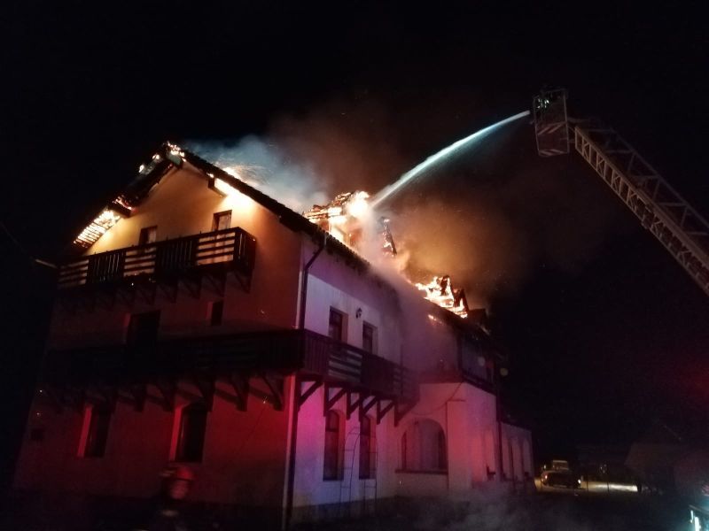 FOTO+VIDEO Pensiune în flăcări, în județul Brașov