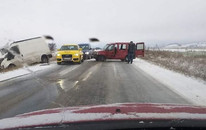 FOTO+VIDEO Incidente, din cauza vremii, pe drumurile din județul Brașov