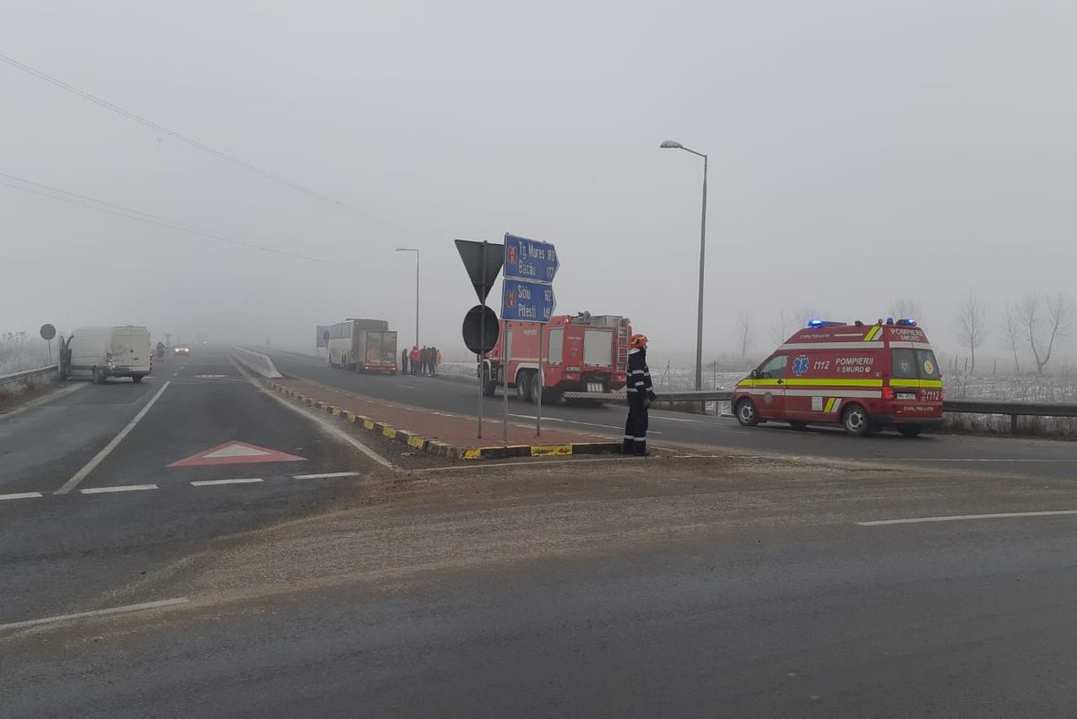 Accident în care a fost implicat un autocar cu 55 de persoane