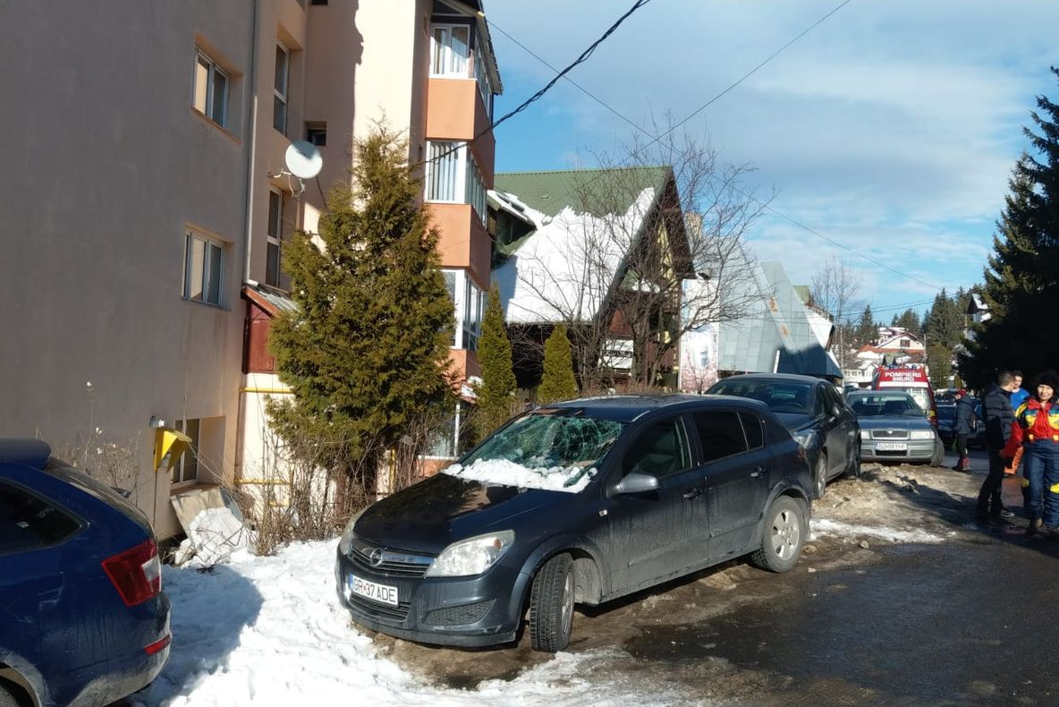 Zăpadă căzută de pe bloc! Femeie rănită şi maşină avariată