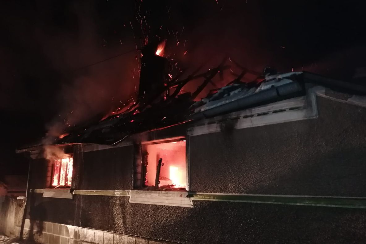 FOTO Casă în flăcări, la Perşani