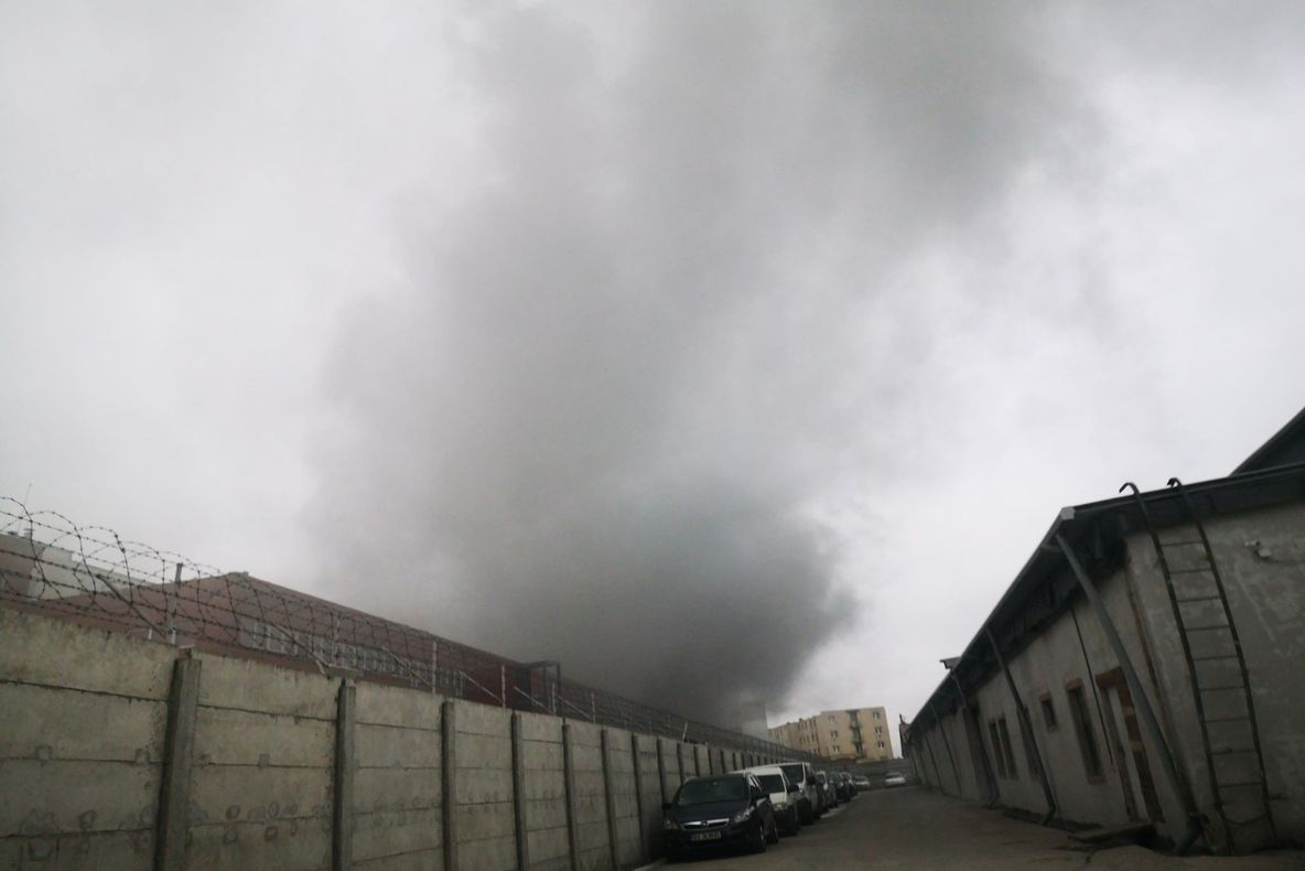 FOTO+VIDEO Incendiu la un service auto din Braşov