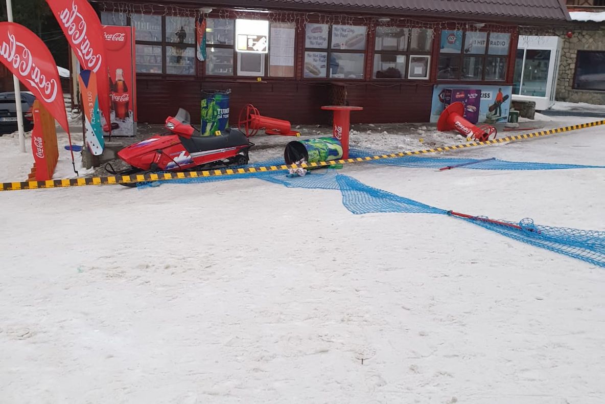 IMAGINI de la locul tragediei! Un minor şi-a pierdut viaţa pe snowmobilul pe care îl furase!