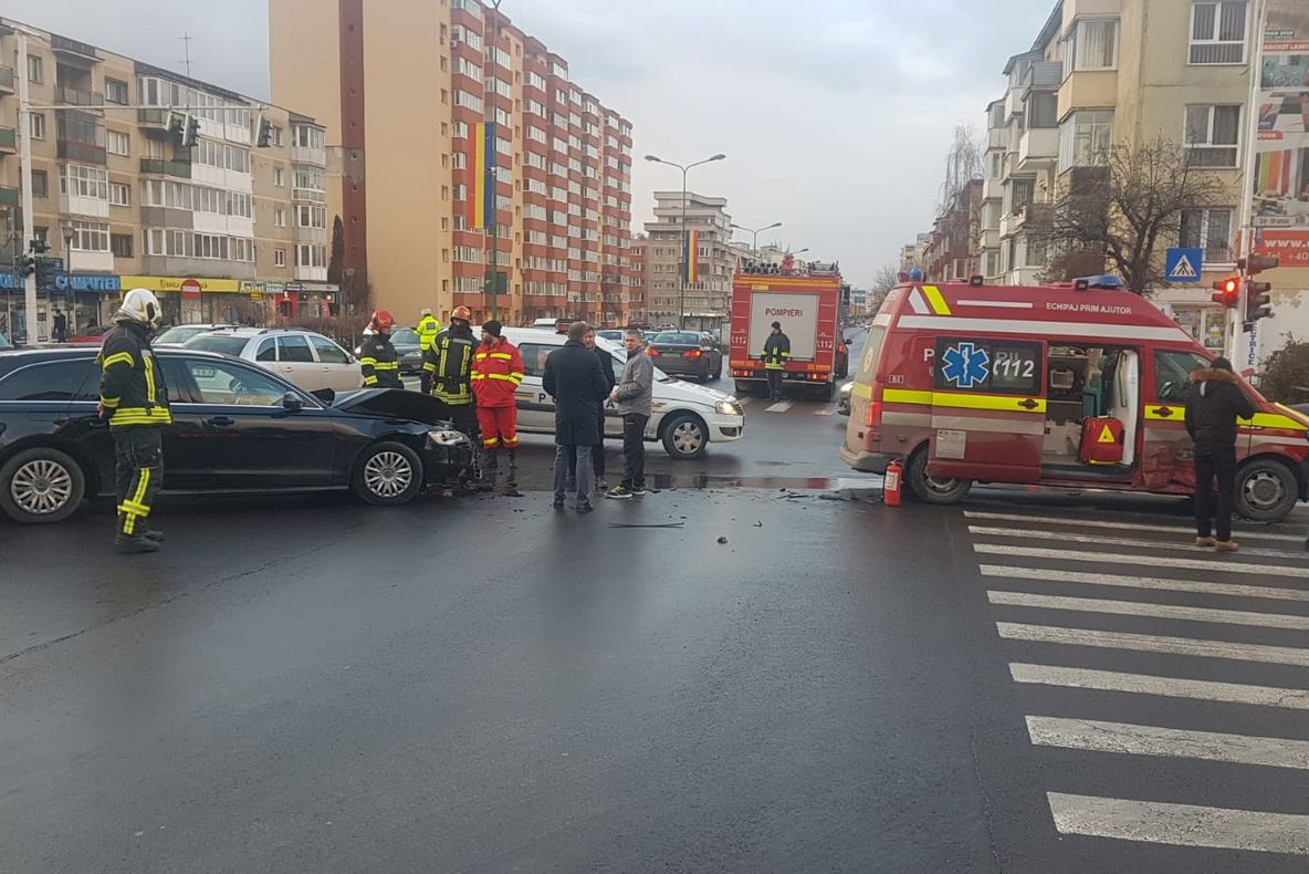 Echipaj SMURD implicat într-un accident rutier!