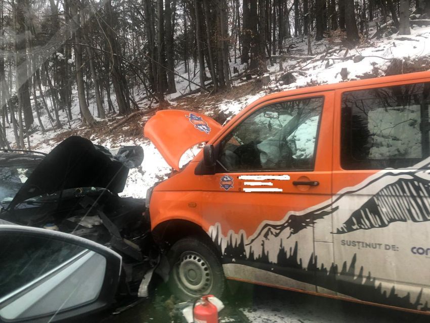 FOTO+VIDEO Microbuz cu 7 copii, implicat într-un accident rutier