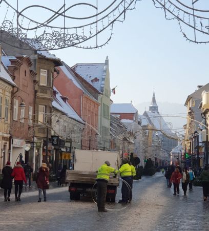 Iluminatul de sărbătoare, întrerupt! Câte zile mai rămâne bradul în Piața Sfatului?
