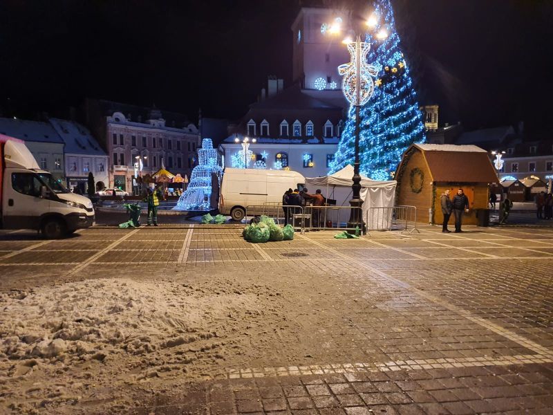 FOTO De Revelion, brașovenii au făcut de trei ori mai multă mizerie pe străzile din oraș