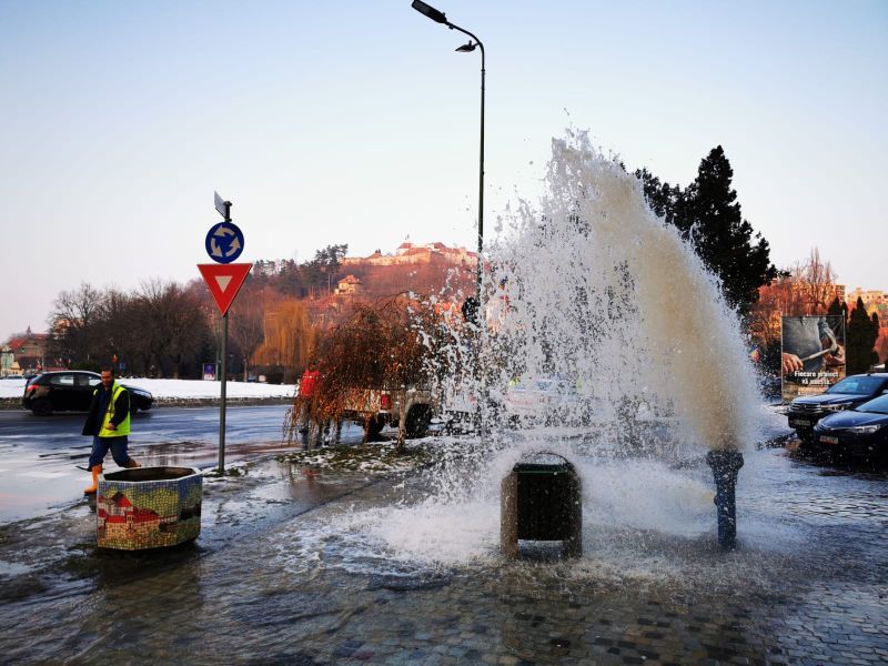 FOTO+VIDEO Fântână arteziană de ocazie, în centrul Brașovului