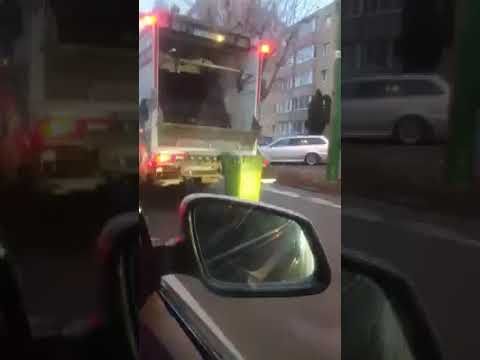 VIDEO Cu pubela de gunoi, în traficul din Brașov