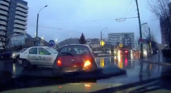 VIDEO Șofer neatent, aproape de impact cu o mașină a Poliției