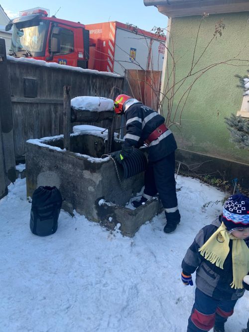FOTO Pompierii au salvat o pisică ajunsă în fântână!
