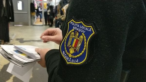 Infectată cu coronavirus, o braşoveancă a tuşit intenţionat spre poliţiştii locali!
