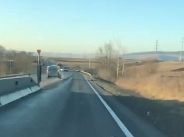 VIDEO Un șofer inconștient a fost filmat în timp ce conducea pe contrasens, pe un drum național din județul Brașov