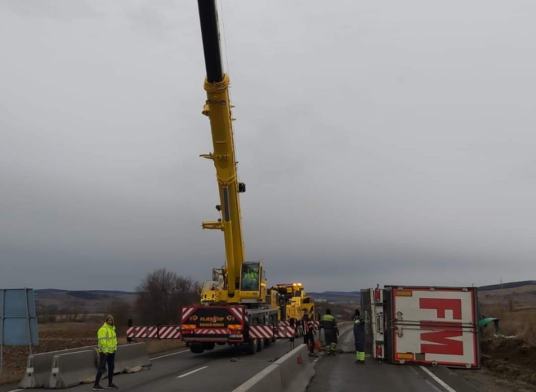 FOTO Trafic închis pe DN13, din cauza unui TIR răsturnat