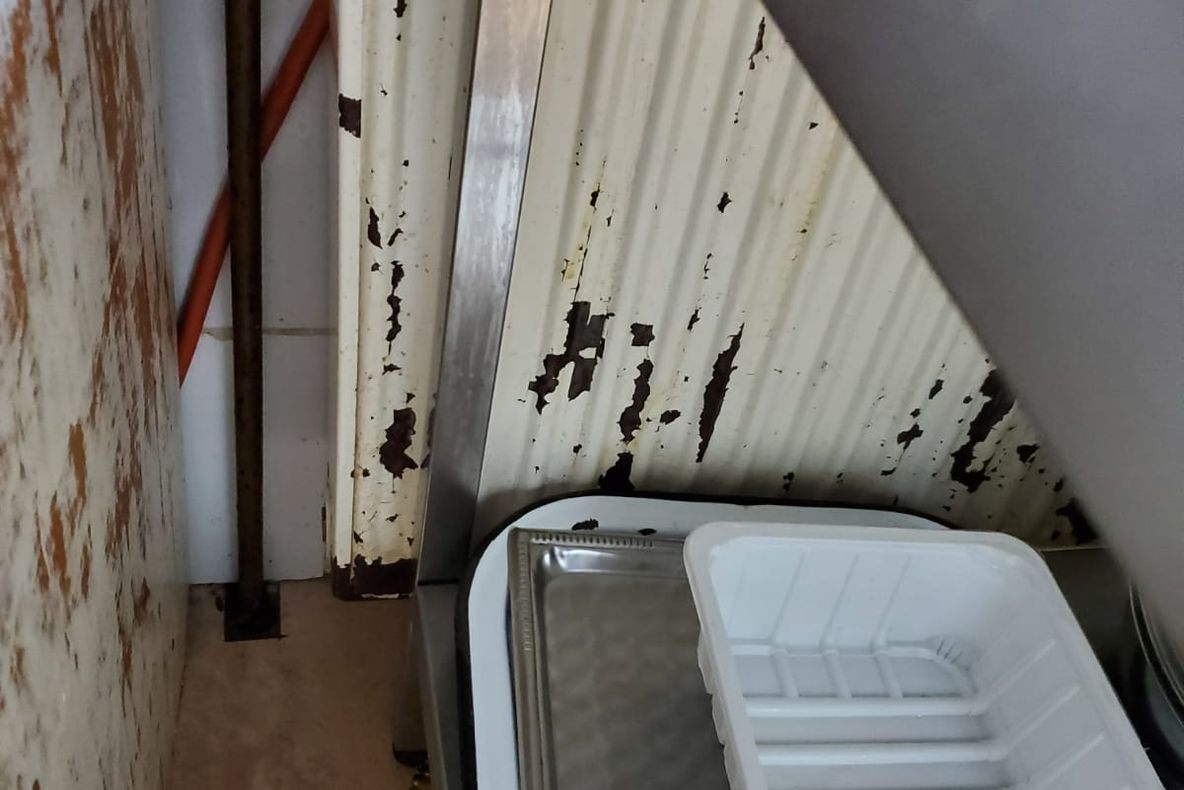 FOTO+VIDEO Ce au găsit inspectorii OPC la restaurantul unde au mâncat cele 11 persoane cu posibilă toxiinfecție alimentară?