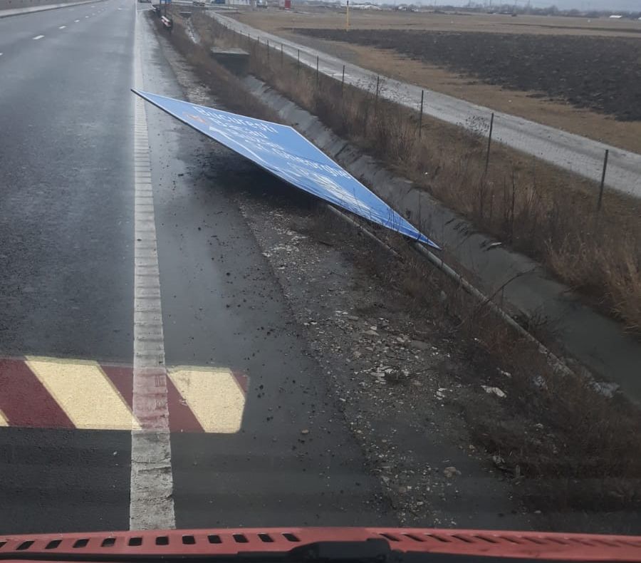 FOTO Indicatoare rutiere "făcute knockout" de vânt!