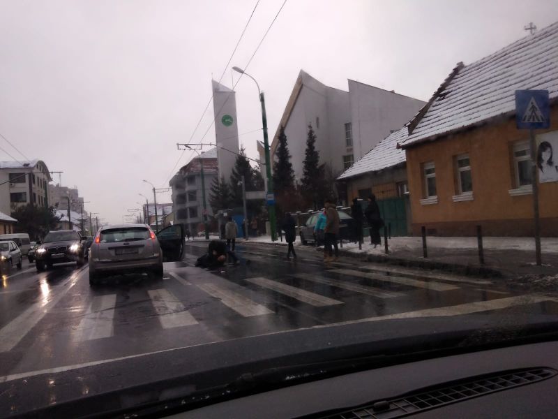 FOTO Bărbat lovit pe trecerea pentru pietoni!