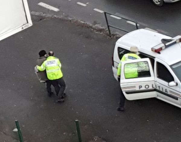 VIDEO Bătrână bruscată de oamenii legii pentru că...i-a înjurat!