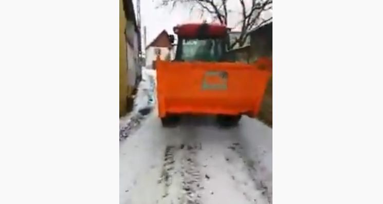 FOTO + VIDEO O primărie din județ și-a achiziționat, cu fonduri europene, utilaje de deszăpezire