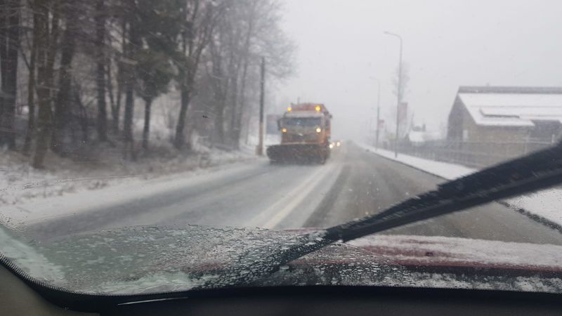 VIDEO Atenție, șoferi! Ninge pe DN1!