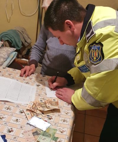 FOTO Polițiștii locali i-au dat banii pierduți