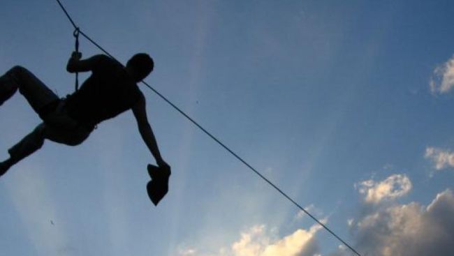 Distracția la tiroliană l-a băgat în spital