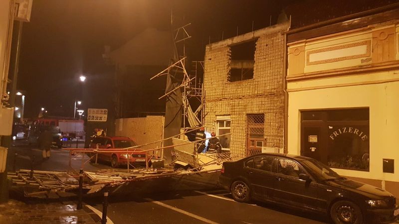 VIDEO+FOTO Efectele vântului puternic: trenuri blocate în stații, copaci doborâți și schele căzute peste mașini!