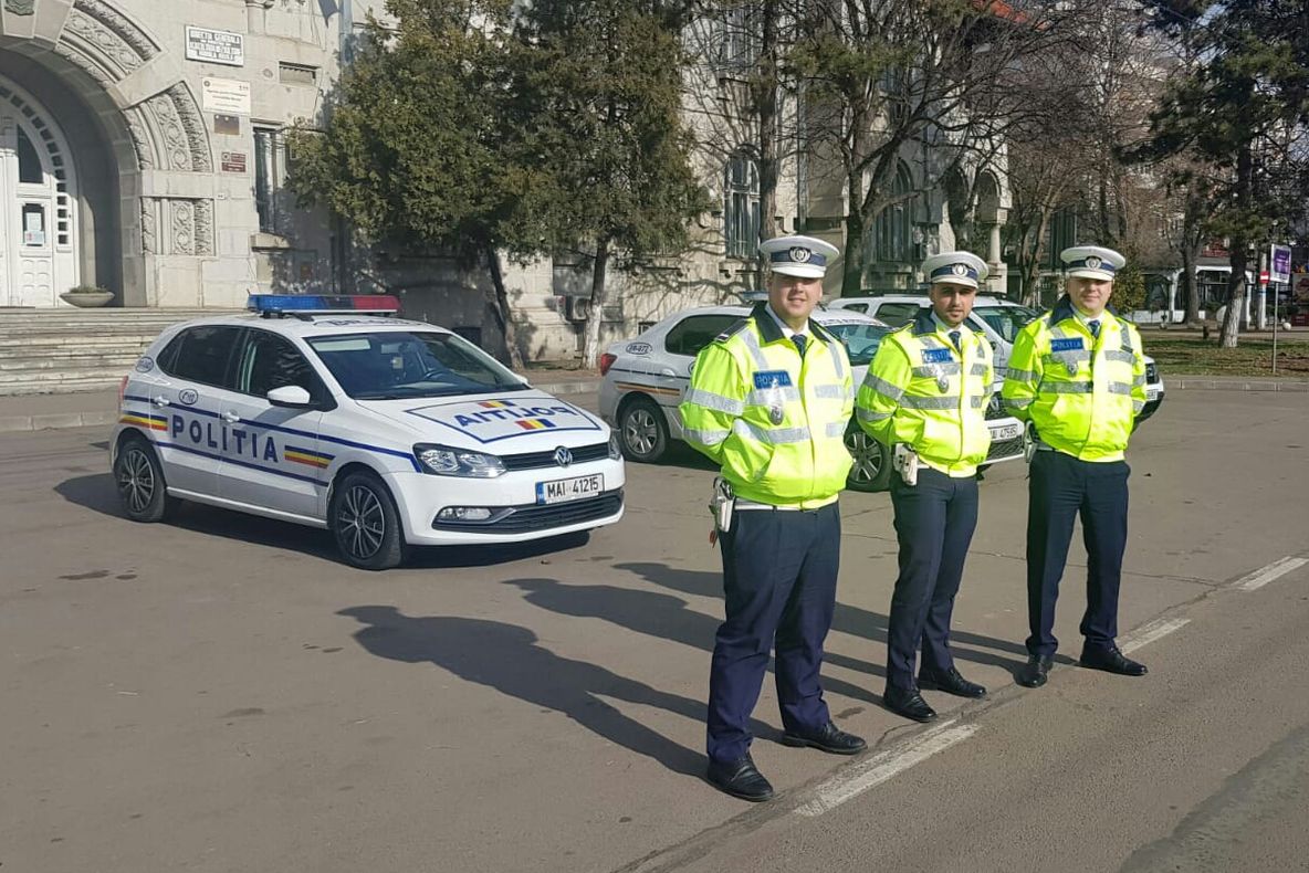 FOTO Femeile au primit mărţişoare de la poliţişti