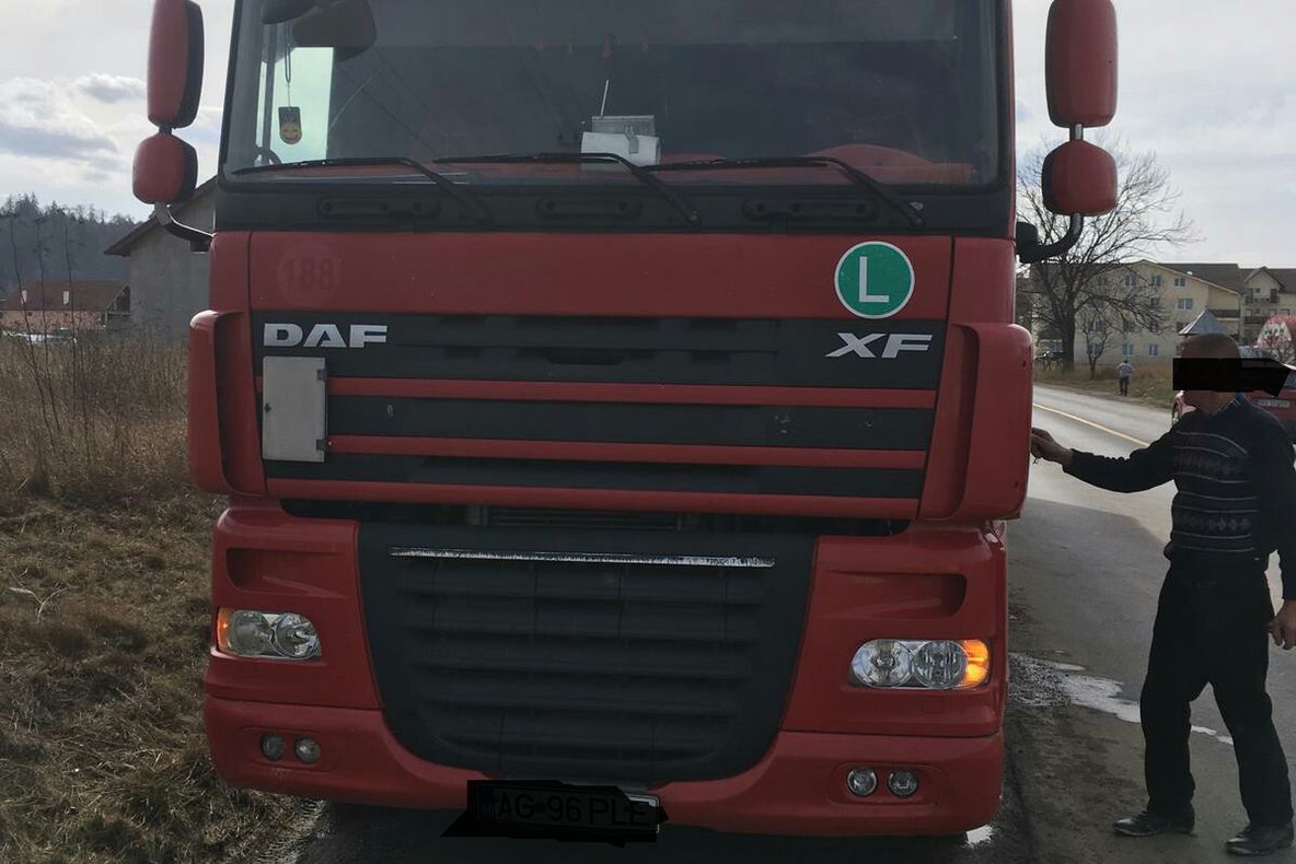 Culmea tupeului! Şoferul unui autotren, prins mort de beat, a fost reţinut pentru dare de mită!