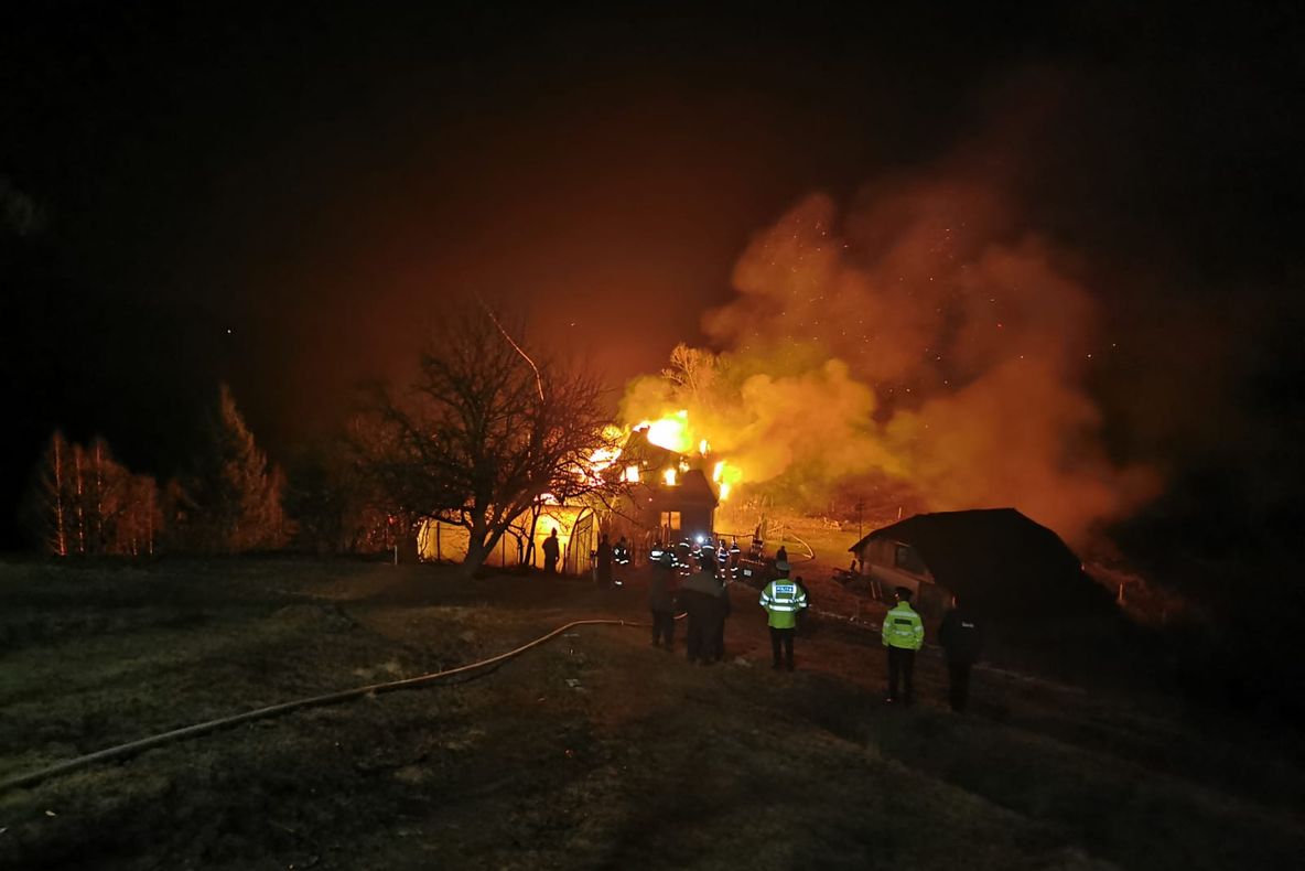 VIDEO Casă distrusă de flăcări, la Şirnea