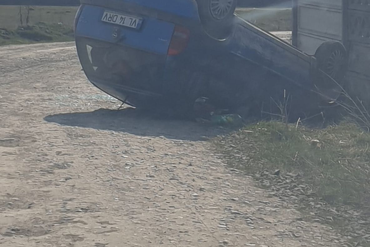 FOTO Maşină răsturnată, în municipiul Braşov!