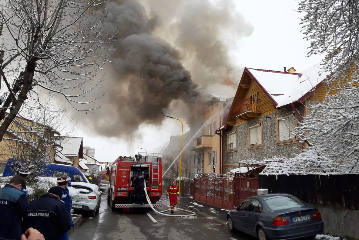 FOTO+VIDEO Pensiune din Brașov, distrusă de flăcări!