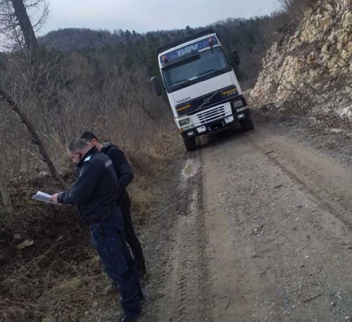 Prins de jandarmi în timp ce transporta, ilegal, lemne
