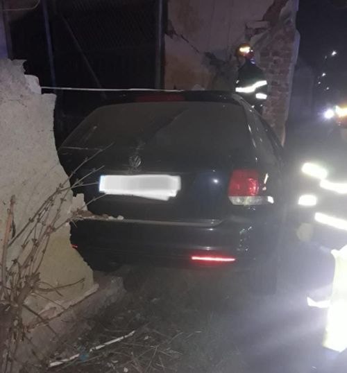 Mașină intrată într-o casă, pe DN1! Un tânăr a murit, iar alte două victime sunt în stare gravă!