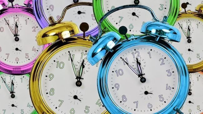 România trece la ora de vară, la noapte