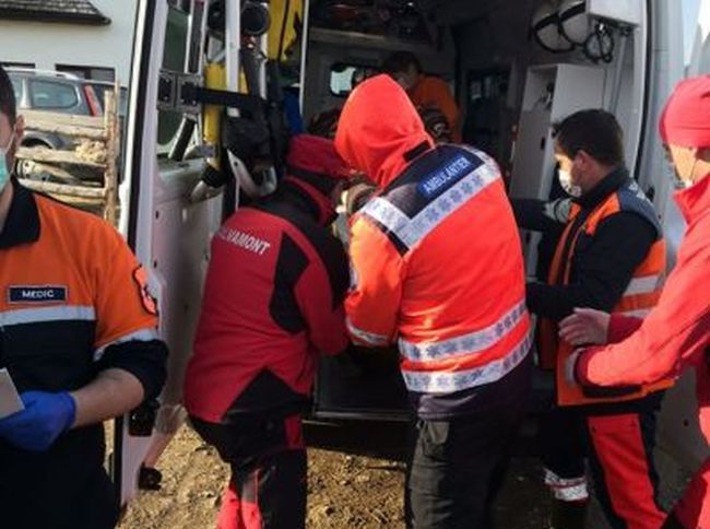 FOTO Salvamontiștii, intervenție pentru deplasarea unei persoane cu accident vascular, dintr-o zonă greu accesibilă