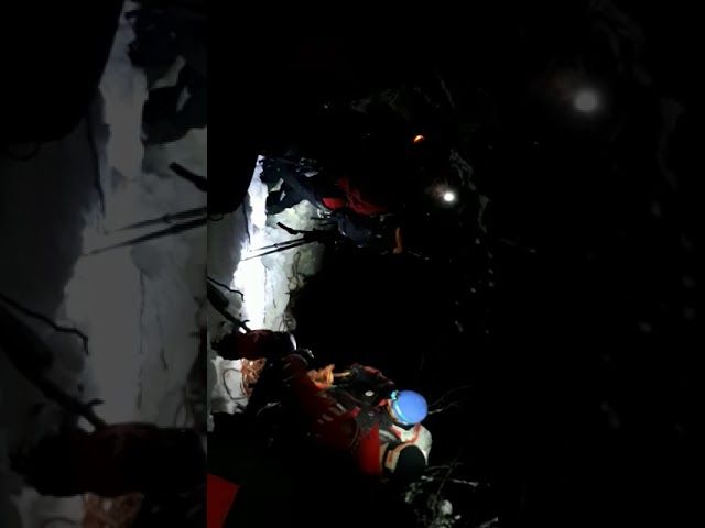 VIDEO Salvamontiștii din Brașov au găsit persoana dispărută, aseară, în Bucegi