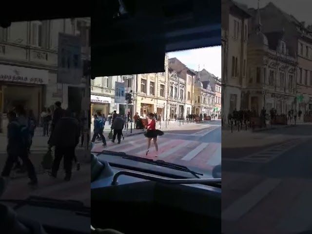 VIDEO O balerină dansează pe o trecere pentru pietoni din centrul Brașovului