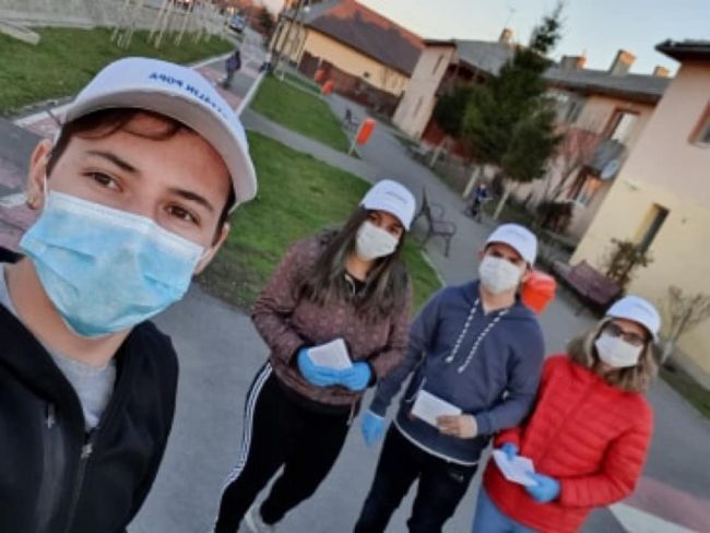 FOTO În situație de criză, tinerii cu suflet din Prejmer ajută bătrânii izolați sau neputincioși din localitate