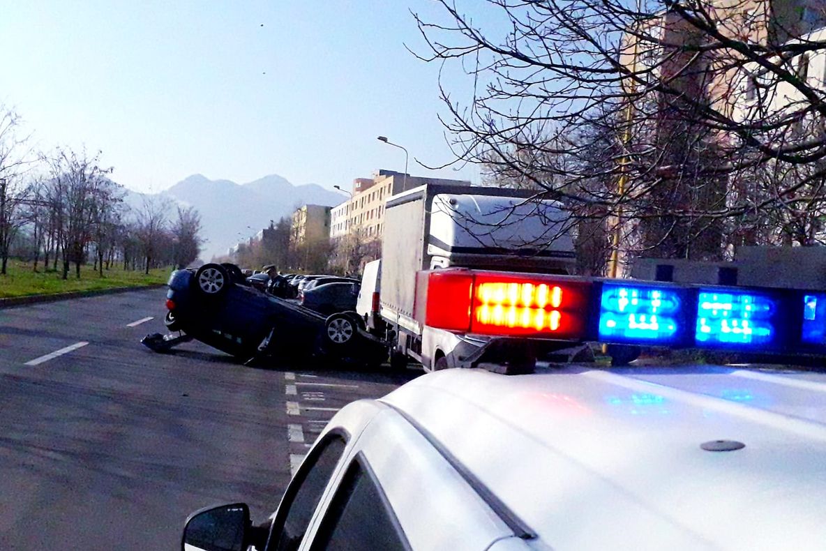 FOTO Maşină răsturnată, în municipiul Braşov!